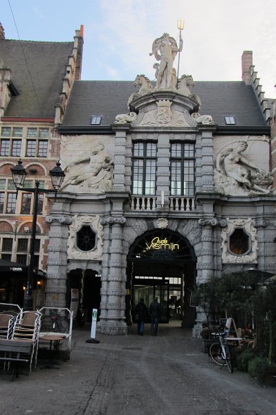 oude vismijn.jpg - De toegangspoort van de oude vismijn. Neptunus wordt geflankeerd door beelden van een man en een vrouw die de Schelde en de Leie voorstellen.
